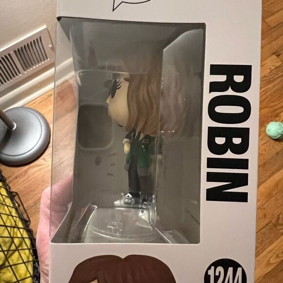 Funko Pop Stranger Things ROBIN Vinyl Figure - Picture 4 of 8